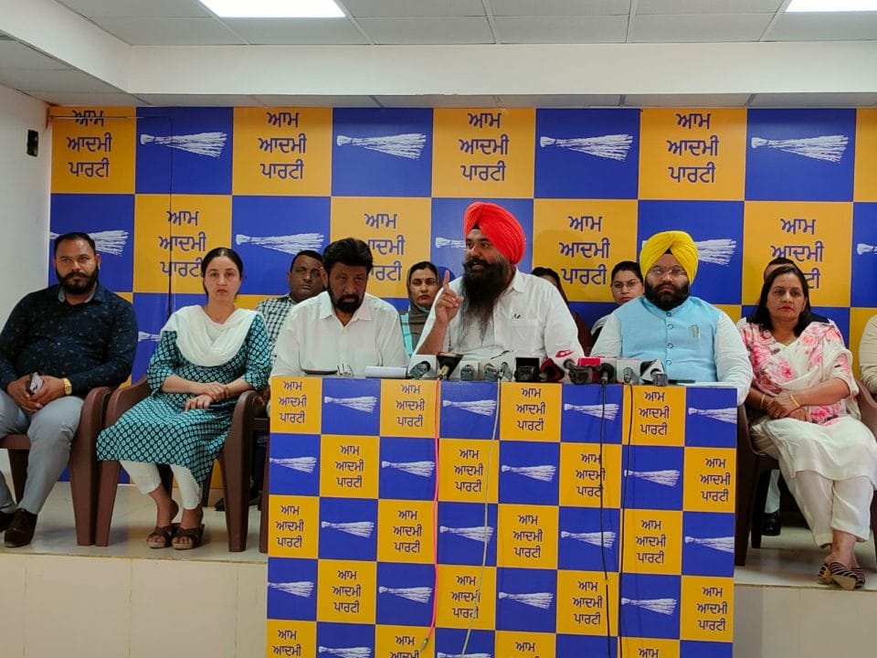 ’ਆਪ’ ਵੱਲੋਂ ਕਰੋੜਾਂ ਦੇ ਚੰਡੀਗੜ• ਪਾਰਕਿੰਗ ਘੁਟਾਲੇ ’ਚ ਸੀਬੀਆਈ ਜਾਂਚ ਦੀ ਮੰਗ