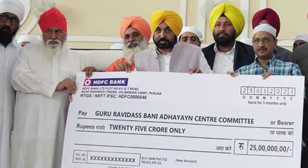ਪੰਜਾਬ ਦੇ ਮੁੱਖ ਮੰਤਰੀ ਭਗਵੰਤ ਮਾਨ ਅਤੇ ਦਿੱਲੀ ਦੇ ਮੁੱਖ ਮੰਤਰੀ ਅਰਵਿੰਦ ਕੇਜਰੀਵਾਲ ਨੇ ਬੱਲਾਂ ਵਿਖੇ ਗੁਰੂ ਰਵਿਦਾਸ ਬਾਣੀ ਅਧਿਅਨ ਕੇਂਦਰ ਦਾ ਨੀਂਹ ਪੱਥਰ ਰੱਖਿਆ