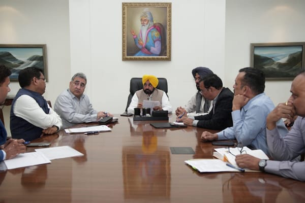 ਮੁੱਖ ਮੰਤਰੀ ਵੱਲੋਂ ਅਧਿਕਾਰੀਆਂ ਨੂੰ ਵਿਸ਼ੇਸ਼ ਗਿਰਦਾਵਰੀ ਅਤੇ ਕਿਸਾਨਾਂ ਨੂੰ ਮੁਆਵਜ਼ੇ ਦੀ ਵੰਡ ਦੇ ਕੰਮ ਨੂੰ ਨਤੀਜਾਮੁਖੀ ਅਤੇ ਸਮਾਂਬੱਧ ਢੰਗ ਨਾਲ ਪੂਰਾ ਕਰਨ ਦੇ ਨਿਰਦੇਸ਼