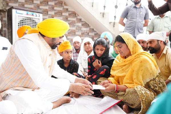 The Chief Minister handed over checks of one crore rupees each as financial assistance to the