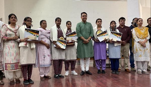 AMAN ARORA FELICITATES 300 GOVT SCHOOL STUDENTS WHO EXCELLED IN BOARD EXAMS
