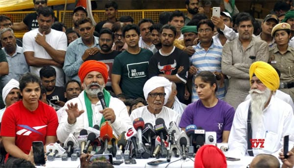 Samyukt Kisan Morcha leaders Rakesh Tikait with wrestlers Vinesh Phogat
