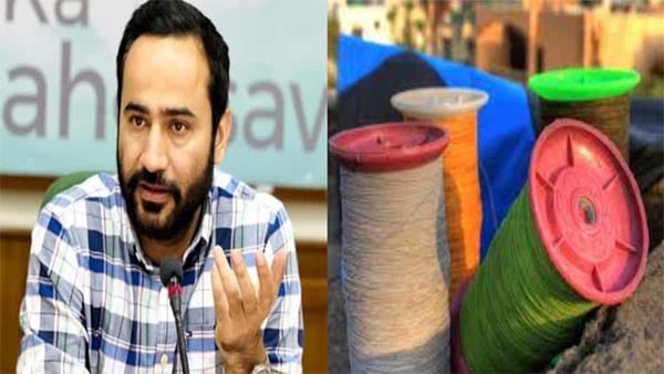 ਕੈਬਨਿਟ ਮੰਤਰੀ ਮੀਤ ਹੇਅਰ ਵੱਲੋਂ ਚਾਈਨਾ ਡੋਰ ਦੀ ਪਾਬੰਦੀ ਦੇ ਹੁਕਮ, ਕਿਹਾ-ਸਖਤੀ ਨਾਲ ਲਾਗੂ ਹੋਣ ਦਿਸ਼ਾ-ਨਿਰਦੇਸ਼ ਪੰਜਾਬ ਦੇ ਕੈਬਨਿਟ ਮੰਤਰੀ ਗੁਰਮੀਤ ਮੀਤ ਹੇਅਰ ਨੇ ਚਾਇਨਾ ਡੋਰ ਨੂੰ ਲੈ ਕੇ ਸਖ਼ਤੀ ਕਰਨ ਦੇ ਹੁਕਮ ਜਾਰੀ ਕੀਤੇ ਹਨ। ਮੀਤ ਹੇਅਰ ਨੇ ਕਿਹਾ ਹੈ ਕਿ ਇਸ ਡੋਰ ਨੂੰ ਰੋਕਣ ਲ਼ਈ ਜਾਰੀ ਕੀਤੇ ਗਏ ਦਿਸ਼ਾ ਨਿਰਦੇਸ਼ ਵੀ ਸਖਤੀ ਨਾਲ ਲਾਗੂ ਕੀਤੇ ਜਾਣ। Read more at: https://www.etvbharat.com/punjabi/punjab/state/chandigarh-pb/instructions-from-meet-hayer-to-strictly-implement-china-door-ban-orders/pb20230705215716435435821