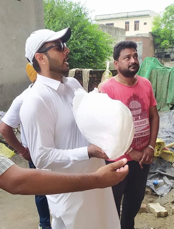 ਰਾਹੁਲ ਸਿੰਘ ਨੇ ਵੰਡਿਆ ਹੜ ਪੀੜਿਤਾਂ ਨੂੰ ਰਾਸ਼ਨ