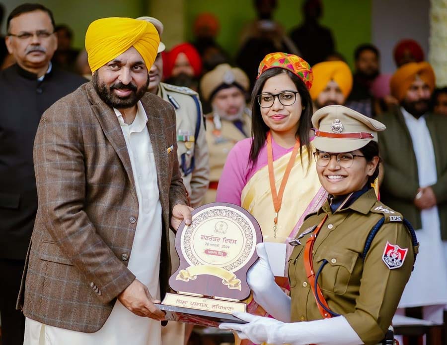 CM BESTOWS CHIEF MINISTER’S MEDAL FOR OUTSTANDING DEVOTION TO DUTY TO 14 COPS
