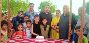 ਮੰਦਰ ਸ੍ਰੀ ਕੇਦਾਰਨਾਥ ਵਿਖੇ ਹਸੀਜਾ ਪਰਿਵਾਰ ਵੱਲੋਂ ਕੁਲਚੇ ਛੋਲੇ ਦਾ ਲੰਗਰ ਲਗਾਇਆ ਅਤੇ ਮੰਦਿਰ ’ਚ ਪੌਦੇ ਲਗਾਏ