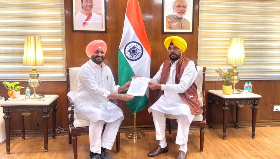 ਕੁਲਦੀਪ ਸਿੰਘ ਧਾਲੀਵਾਲ ਨੇ ਕੇਂਦਰੀ ਰੇਲ ਰਾਜ ਮੰਤਰੀ ਰਵਨੀਤ ਸਿੰਘ ਬਿੱਟੂ ਨੂੰ ਮੰਗ ਪੱਤਰ ਦੇ ਕੇ ਨਿੱਜੀ ਦਖਲ ਦੀ ਮੰਗ ਕੀਤੀ