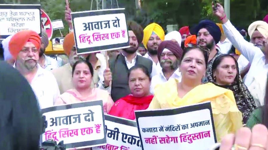 ਦਿੱਲੀ 'ਚ ਕੈਨੇਡੀਅਨ ਅੰਬੈਸੀ ਦੇ ਬਾਹਰ ਜ਼ੋਰਦਾਰ ਪ੍ਰਦਰਸ਼ਨ, ਬੈਰੀਕੇਡ ਤੋੜੇ