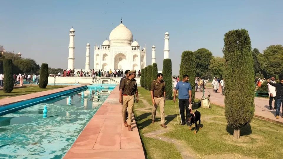 ਤਾਜ ਮਹਿਲ 'ਚ ਲਗਾ ਹੈ ਬੰਬ, ਸਵੇਰੇ 9 ਵਜੇ ਹੋਵੇਗਾ ਧਮਾਕਾ, ਧਮਕੀ ਭਰੇ ਈਮੇਲ ਤੋਂ ਬਾਅਦ ਅਲਰਟ 'ਤੇ ਸੁਰੱਖਿਆ ਏਜੰਸੀਆਂ, ਕੈਂਪਸ 'ਚ ਚੱਲ ਰਹੀ ਹੈ ਜਾਂਚ