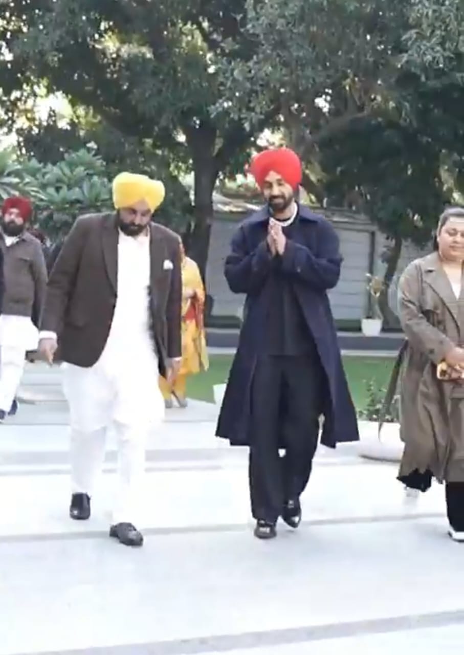 ਚੰਡੀਗੜ੍ਹ 'ਚ ਕੰਸਰਟ ਤੋਂ ਪਹਿਲਾਂ ਸੀ.ਐਮ ਮਾਨ ਨੂੰ ਮਿਲੇ ਦਿਲਜੀਤ ਦੋਸਾਂਝ, ਸੋਸ਼ਲ ਮੀਡੀਆ 'ਤੇ ਲਿਖਿਆ- ਛੋਟੇ ਭਰਾ ਵਰਗਾ ਪਿਆਰ ਦਿੱਤਾ