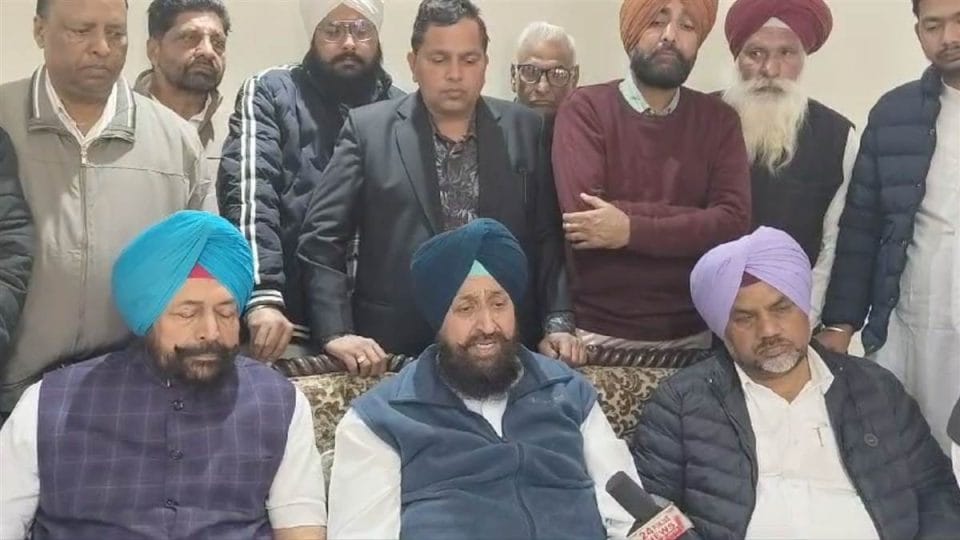 ਪ੍ਰਤਾਪ ਸਿੰਘ ਬਾਜਵਾ ਨੇ ਡੱਲੇਵਾਲ ਨਾਲ ਕੀਤੀ ਮੁਲਾਕਾਤ, ਕਿਹਾ- ਨਰਿੰਦਰ ਮੋਦੀ ਤੇ ਭਗਵੰਤ ਮਾਨ ਝੂਠਾਂ ਦਾ ਖੱਟਿਆ ਖਾ ਰਹੇ