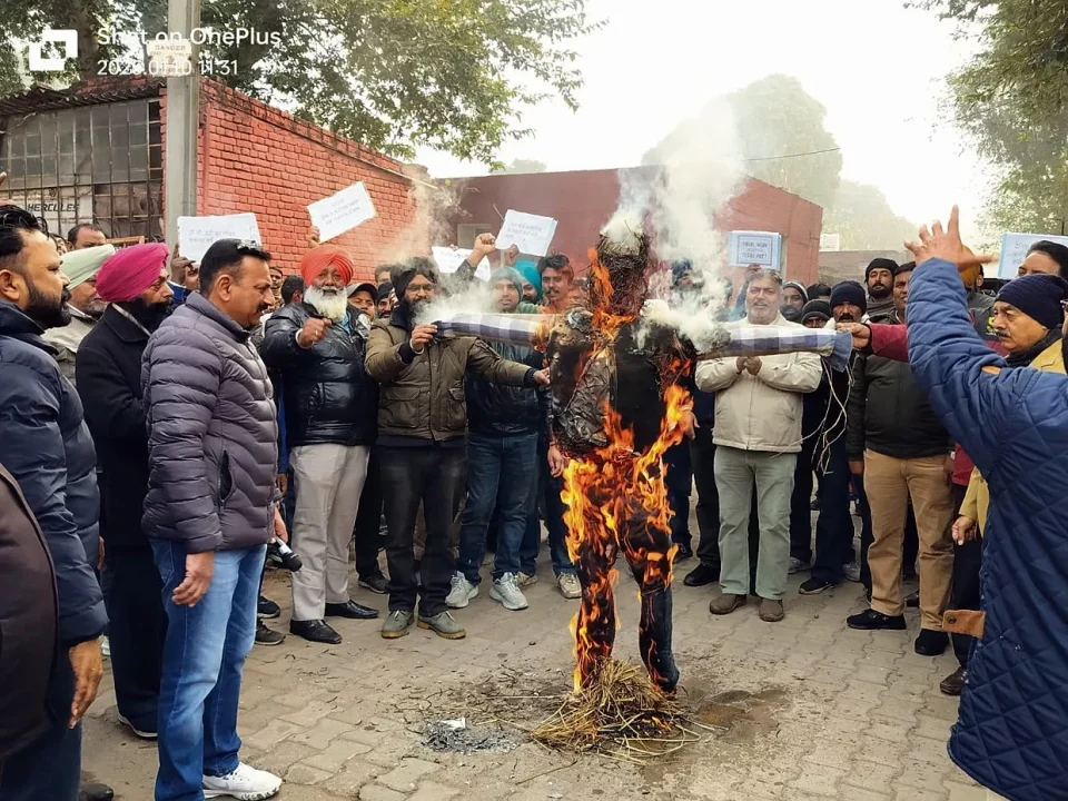 ਜਲ ਸਪਲਾਈ ਵਰਕਰਜ਼ ਯੂਨੀਅਨ ਨੇ ਨਿਗਮ ਦਾ ਪੁਤਲਾ ਫੂਕਿਆ