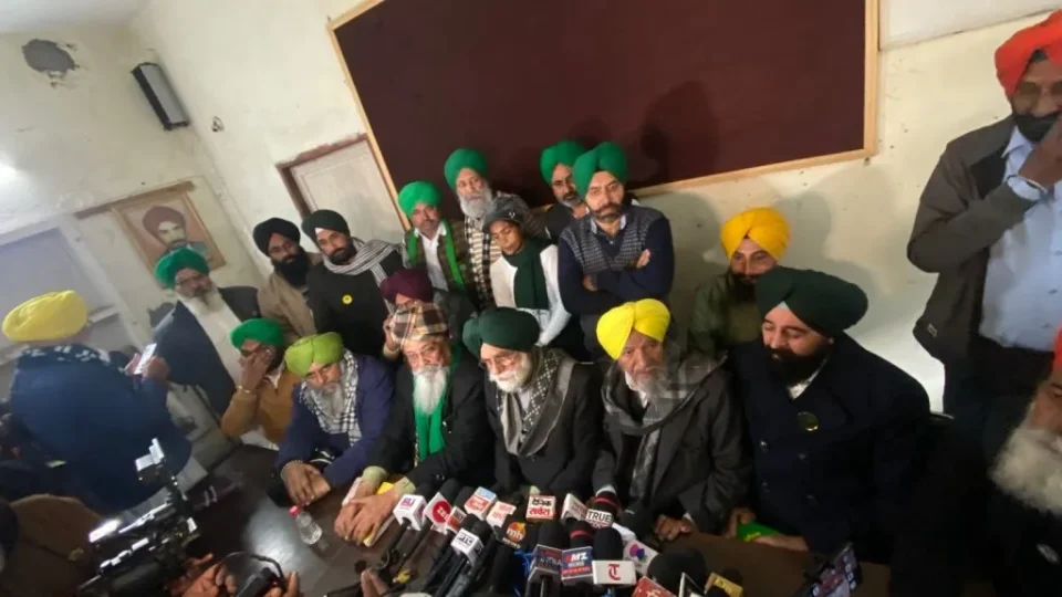ਅਸੀਂ ਡੱਲੇਵਾਲ ਨਾਲ ਖੜ੍ਹੇ ਹਾਂ, ਮੋਰਚੇ ਵੱਖੋ-ਵੱਖ ਪਰ ਲੜਾਈ ਇਕ ਹੈ: ਸੰਯੁਕਤ ਕਿਸਾਨ ਮੋਰਚਾ