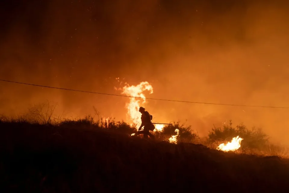 LA ਜੰਗਲੀ ਅੱਗ: ਜੰਗਲੀ ਅੱਗ 9,400 ਏਕੜ ਤੱਕ ਫੈਲੀ