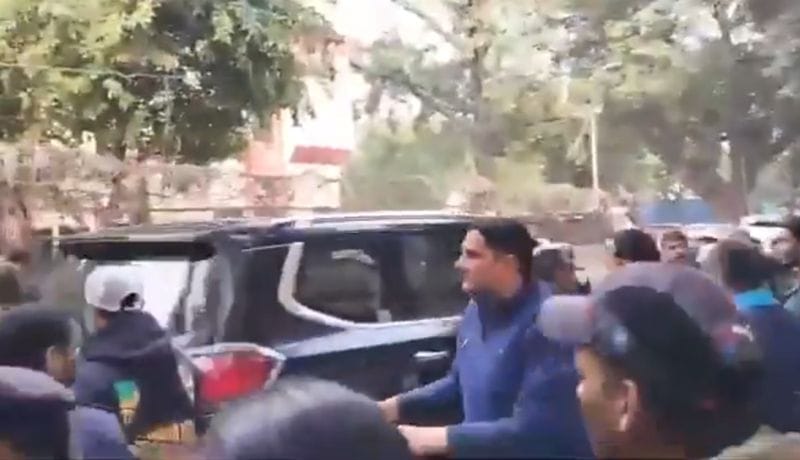 ਕੇਜਰੀਵਾਲ ਦੀ ਕਾਰ ਉੱਤੇ ਇੱਟਾਂ ਰੋੜਿਆਂ ਨਾਲ ਹਮਲਾ