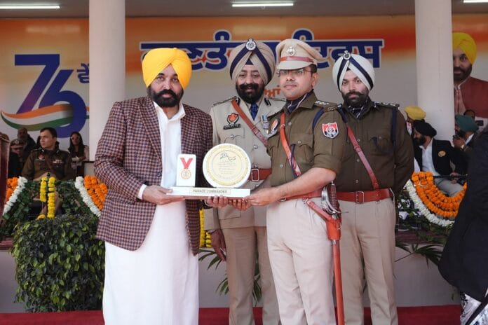 ਗਣਤੰਤਰ ਦਿਵਸ ਸਮਾਰੋਹ ਦੌਰਾਨ ਭਾਗੀਦਾਰਾਂ ਅਤੇ ਵਿਭਿੰਨ ਖੇਤਰਾਂ ਨਾਲ ਸਬੰਧਤ ਸ਼ਖ਼ਸੀਅਤਾਂ ਨੂੰ ਕੀਤਾ ਸਨਮਾਨਿਤ