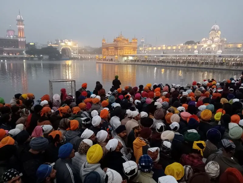 ਨਵੇਂ ਸਾਲ ਮੌਕੇ ਹਜ਼ਾਰਾਂ ਸ਼ਰਧਾਲੂਆਂ ਨੇ ਹਰਮਿੰਦਰ ਸਾਹਿਬ ਮੱਥਾ ਟੇਕਿਆ