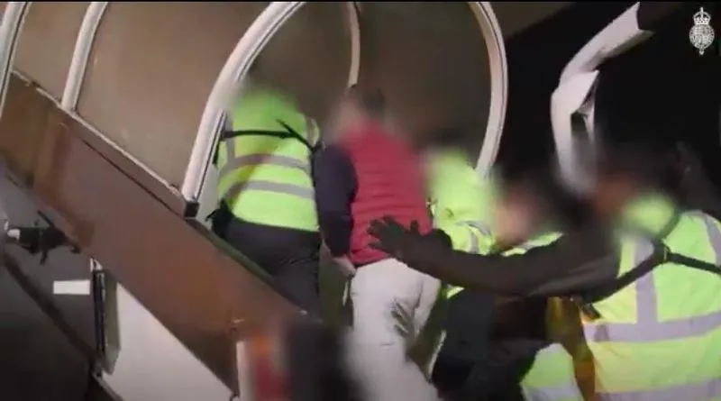 ਟਰੰਪ-ਸ਼ੈਲੀ ਦੇ ਇਮੀਗ੍ਰੇਸ਼ਨ ਸਖ਼ਤੀ ਯੂਕੇ ਵੱਲੋਂ 19000 ਗੈਰਕਾਨੂੰਨੀ ਪਰਵਾਸੀ ਡਿਪੋਰਟ