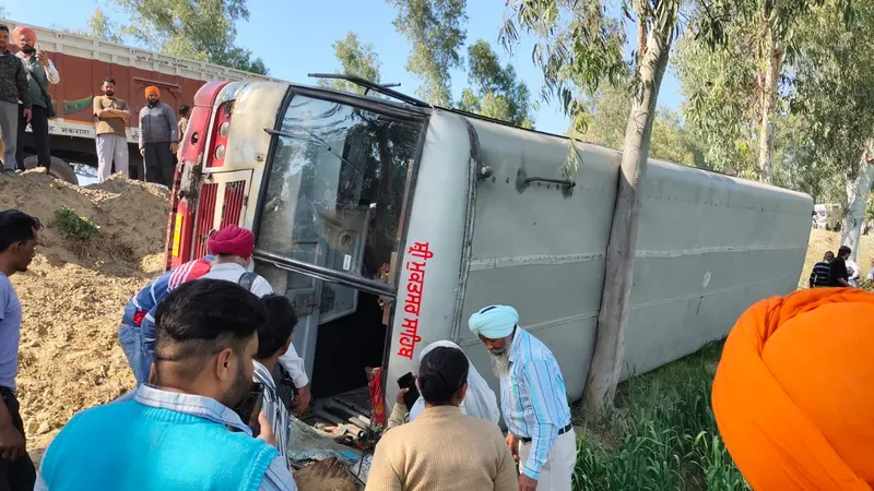 ਮੁਕਤਸਰ-ਮਲੋਟ ਸੜਕ ’ਤੇ ਟਰੱਕ ਦੀ ਫੇਟ ਵੱਜਣ ਕਰਕੇ ਪੰਜਾਬ ਰੋਡਵੇਜ਼ ਦੀ ਬੱਸ ਖਤਾਨਾਂ ਵਿਚ ਪਲਟੀ