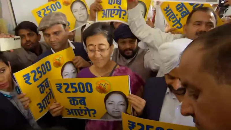 ‘ਆਪ’ ਵਿਧਾਇਕਾਂ ਵੱਲੋਂ ਆਤਿਸ਼ੀ ਦੀ ਅਗਵਾਈ ’ਚ ਮੁੱਖ ਮੰਤਰੀ ਦੇ ਦਫ਼ਤਰ ਬਾਹਰ ਪ੍ਰਦਰਸ਼ਨ