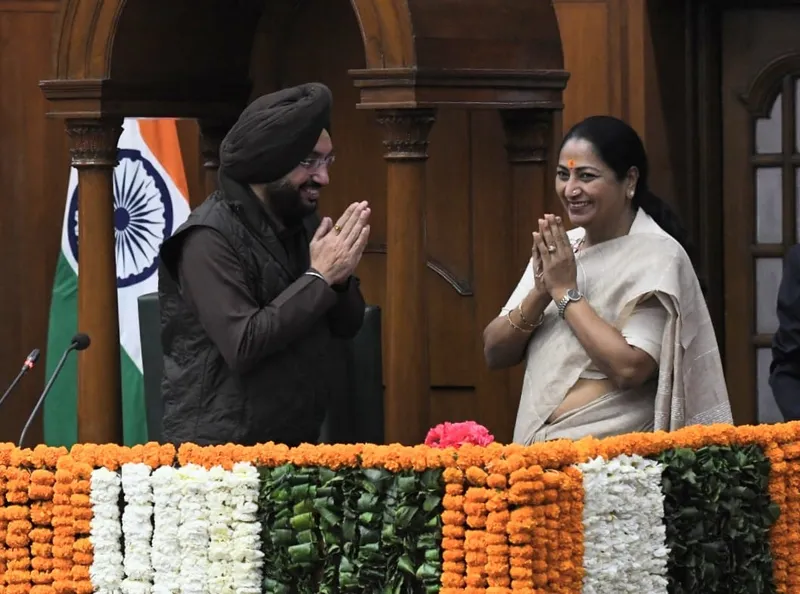 ਮੁੱਖ ਮੰਤਰੀ ਰੇਖਾ ਗੁਪਤਾ, 6 ਕੈਬਨਿਟ ਮੰਤਰੀਆਂ ਤੇ ਵਿਰੋਧੀ ਧਿਰ ਦੀ ਆਗੂ ਆਤਿਸ਼ੀ ਨੇ ਹਲਫ਼ ਲਿਆ