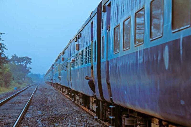 ਪਾਕਿ ’ਚ ਸੈਂਕੜੇ ਮੁਸਾਫ਼ਰਾਂ ਨੂੰ ਲਿਜਾ ਰਹੀ ਰੇਲ ਗੱਡੀ ‘ਤੇ ਫਾਇਰਿੰਗ, ਗੱਡੀ ਨੂੰ ਅਗਵਾ ਕੀਤੇ ਜਾਣ ਦੀ ਖ਼ਬਰ