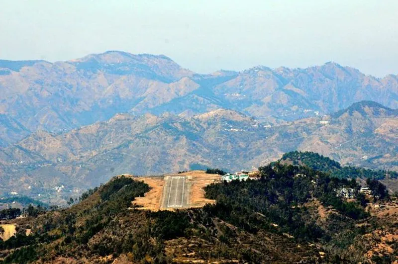 ਹਿਮਾਚਲ ਦੇ ਉਪ ਮੁੱਖ ਮੰਤਰੀ, ਡੀਜੀਪੀ ਨੂੰ ਲੈ ਕੇ ਜਾ ਰਿਹਾ ਜਹਾਜ਼ ਰਨਵੇਅ ਤੋਂ ਪਾਰ ਹੋਇਆ