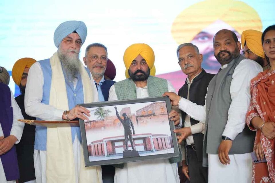 ਸ਼ਹੀਦ ਭਗਤ ਸਿੰਘ, ਸ਼ਹੀਦ ਰਾਜਗੁਰੂ ਅਤੇ ਸ਼ਹੀਦ ਸੁਖਦੇਵ ਦੇ ਸ਼ਹੀਦੀ ਦਿਹਾੜੇ ਮੌਕੇ ਸ਼ਰਧਾ ਦੇ ਫੁੱਲ ਭੇਟ ਕੀਤੇ ਗਏ ਮੁਖ ਮੰਤਰੀ ਮਾਨ ਦੁਆਰਾ