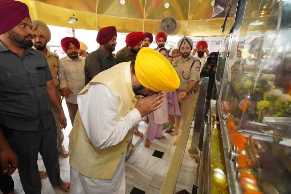 ਮੁੱਖ ਮੰਤਰੀ ਨੇ ਵਿਸਾਖੀ ਦੇ ਪਵਿੱਤਰ ਤਿਉਹਾਰ 'ਤੇ ਪੰਜਾਬੀਆਂ ਨੂੰ ਦਿੱਤੀ ਵਧਾਈ ਗੁਰਦੁਆਰਾ ਦੂਖ ਨਿਵਾਰਨ ਸਾਹਿਬ ਵਿਖੇ ਮੱਥਾ ਟੇਕਿਆ