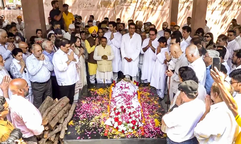 ਉੱਘੇ ਅਦਾਕਾਰ ਮਨੋਜ ਕੁਮਾਰ ਦਾ ਸਰਕਾਰੀ ਸਨਮਾਨਾਂ ਨਾਲ ਸਸਕਾਰ