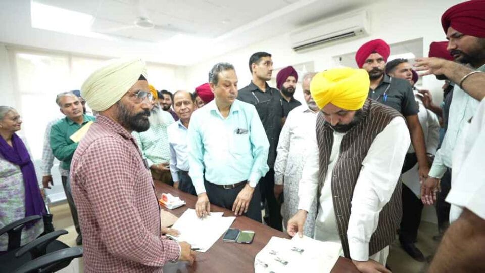 ਮੁੱਖ ਮੰਤਰੀ ਵੱਲੋਂ ਮੋਹਾਲੀ ਦੇ ਸਬ ਰਜਿਸਟਰਾਰ ਦਫ਼ਤਰ ਦੀ ਅਚਨਚੇਤ ਚੈਕਿੰਗ*