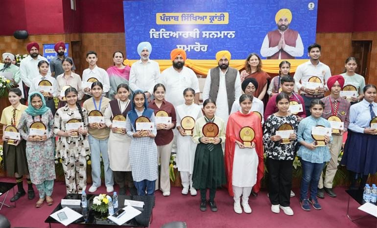ਦਸਵੀਂ ਤੇ ਬਾਰ੍ਹਵੀਂ ਜਮਾਤ ਦੇ ਟੌਪਰ ਵਿਦਿਆਰਥੀਆਂ ਵੱਲੋਂ ਸਿੱਖਿਆ ਖੇਤਰ ਦਾ ਮੁਹਾਂਦਰਾ ਬਦਲਣ ਲਈ ਮੁੱਖ ਮੰਤਰੀ ਦੀ ਸ਼ਲਾਘਾ