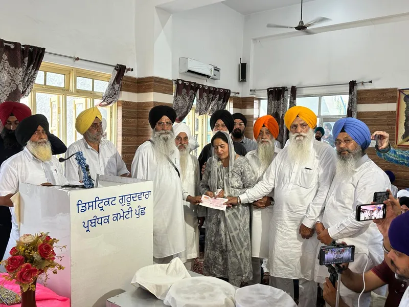 ਸ਼੍ਰੋਮਣੀ ਕਮੇਟੀ ਨੇ ਪੁਣਛ ਹਮਲੇ ਦੇ ਪੀੜਤ ਸਿੱਖ ਪਰਿਵਾਰਾਂ ਨੂੰ 5-5 ਲੱਖ ਰੁਪਏ ਦੇ ਚੈੱਕ ਦਿੱਤੇ