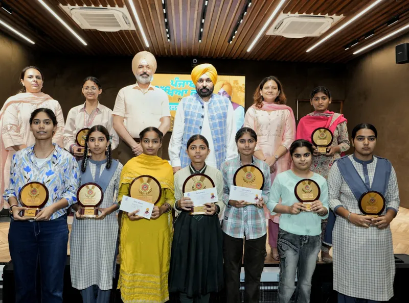ਮੁੱਖ ਮੰਤਰੀ ਭਗਵੰਤ ਮਾਨ ਵੱਲੋਂ 10ਵੀਂ ਤੇ 12ਵੀਂ ਜਮਾਤ ਦੇ ਟੌਪਰਾਂ ਦਾ ਸਨਮਾਨ