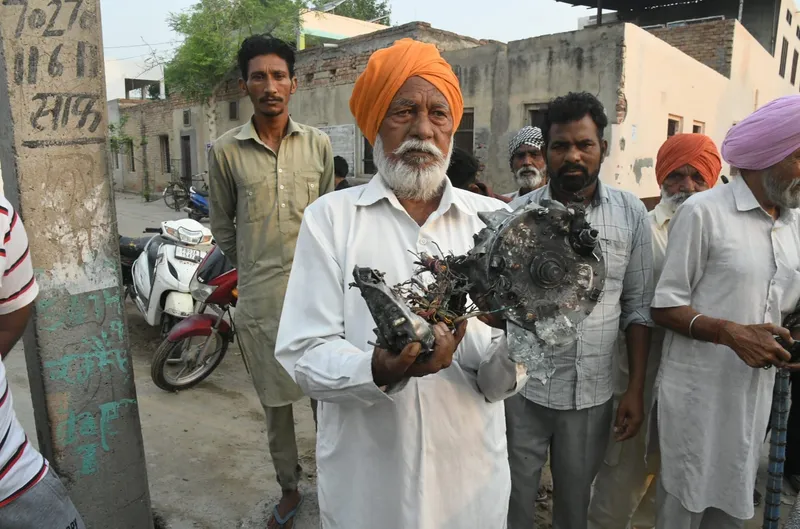 ਬਠਿੰਡਾ: ਭਾਰਤ ਵੱਲੋਂ ਹਵਾ ’ਚ ਫੁੰਡੀ ਪਾਕਿ ਮਿਜ਼ਾਈਲ ਦੇ ਟੁਕੜੇ ਬਠਿੰਡਾ ਦੀ ਬਸਤੀ ਬੀੜ ਤਲਾਬ ’ਚ ਡਿੱਗੇ