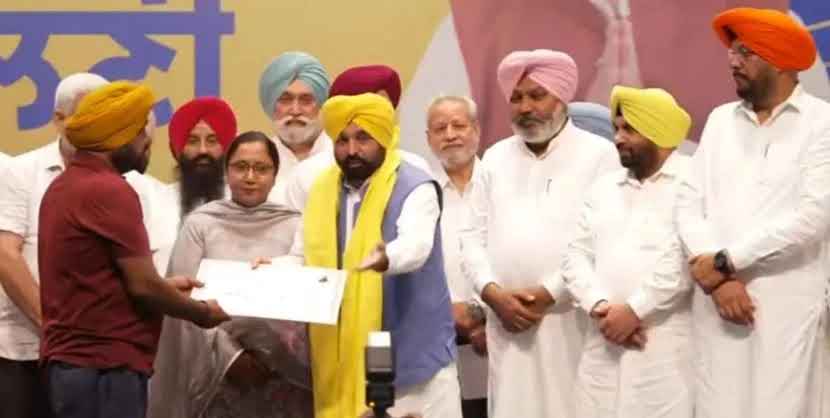 ਮੁੱਖ ਮੰਤਰੀ ਵੱਲੋਂ ਕਰਜ਼ਾ ਮੁਕਤੀ ਸਰਟੀਫਿਕੇਟ ਵੰਡਣ ਦੀ ਸ਼ੁਰੂਆਤ