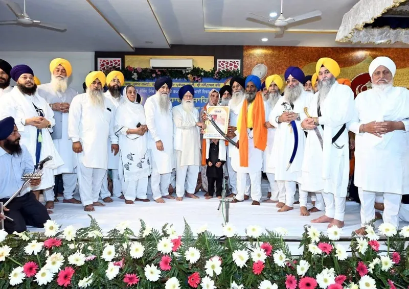 ਸ਼੍ਰੋਮਣੀ ਕਮੇਟੀ ਵੱਲੋਂ ਸ਼ਹੀਦ ਗੁਰਤੇਜ ਸਿੰਘ ਦੇ ਪਰਿਵਾਰ ਦਾ ਸਨਮਾਨ