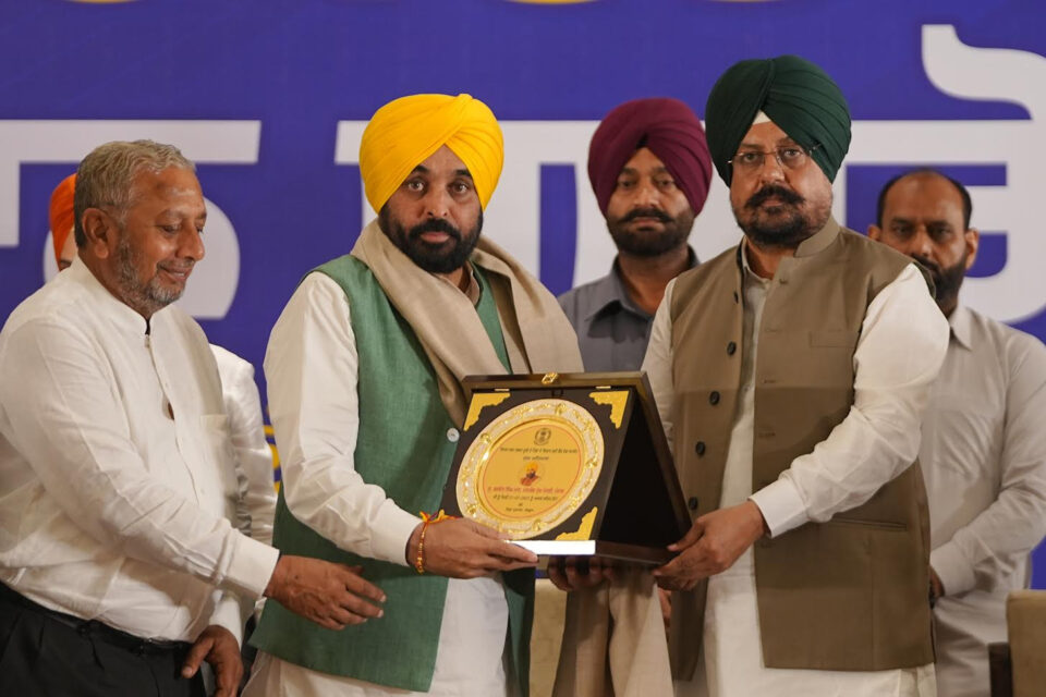 ਮੁੱਖ ਮੰਤਰੀ ਨੇ ਲੈਂਡ ਪੂਲਿੰਗ ਸਕੀਮ ਬਾਰੇ ਲੋਕਾਂ ਨੂੰ ਗੁਮਰਾਹ ਕਰ ਰਹੀ ਵਿਰੋਧੀ ਧਿਰ ਨੂੰ ਲਾਏ ਰਗੜੇ