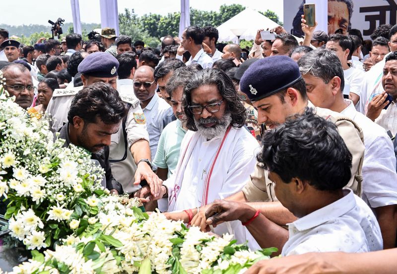 ਝਾਰਖੰਡ ਦੇ ਸਾਬਕਾ ਮੁੱਖ ਮੰਤਰੀ ਸ਼ਿਬੂ ਸੋਰੇਨ ਦਾ ਅੰਤਿਮ ਸੰਸਕਾਰ; ਛੋਟੇ ਪੁੱਤਰ ਬਸੰਤ ਸੋਰੇਨ ਨੇ ਚਿਤਾ ਨੁੂੰ ਦਿਖਾਈ ਅਗਨੀ