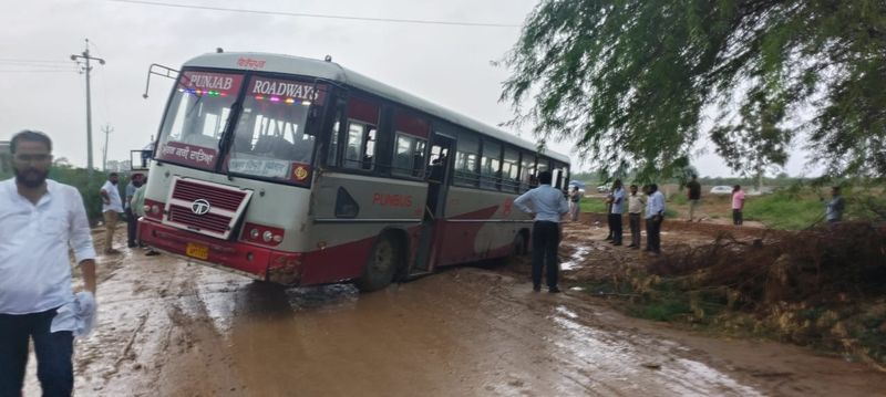 ਸਰਕਾਰੀ ਸਮਾਗਮ ਮਗਰੋਂ ਨੇਤਾ ਤੇ ਅਧਿਕਾਰੀ ਚਲਦੇ ਬਣੇ; ਅਧਿਆਪਕਾਂ ਦੀਆਂ ਬੱਸਾਂ ਚਿੱਕੜ ’ਚ ਫਸੀਆਂ