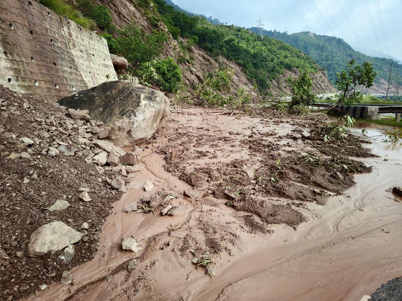 ਜੰਮੂ-ਕਸ਼ਮੀਰ: ਬੱਦਲ ਫਟਣ ਅਤੇ ਢਿੱਗਾਂ ਡਿੱਗਣ ਕਾਰਨ 10 ਦੀ ਮੌਤ ਦਾ ਖ਼ਦਸ਼ਾ