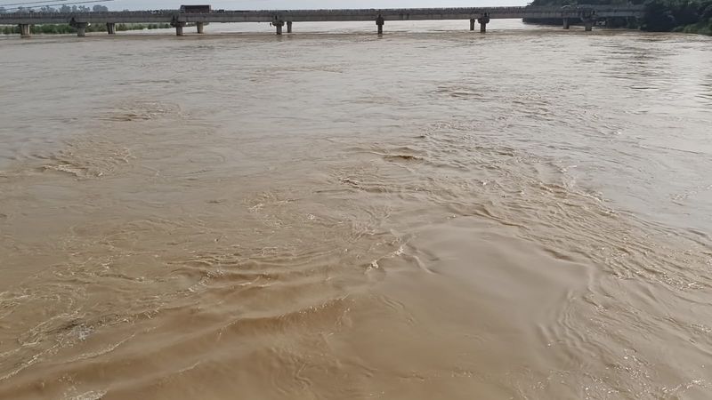 ਬਿਆਸ ਦਰਿਆ ਵਿਚ ਪਾਣੀ ਦਾ ਪੱਧਰ ਖ਼ਤਰੇ ਦੇ ਨਿਸ਼ਾਨ ਨੂੰ ਟੱਪਿਆ