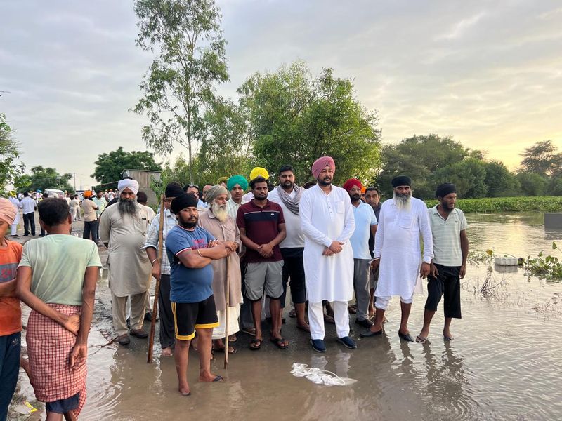 ਚੇਅਰਮੈਨ ਸ਼ਮਿੰਦਰ ਖਿੰਡਾ ਨੇ ਹੜ੍ਹ ਪੀੜਤਾਂ ਦੀ ਸੇਵਾ ਵਿੱਚ ਇੱਕ ਸਾਲ ਦੀ ਤਨਖ਼ਾਹ ਦਾਨ ਕੀਤੀ