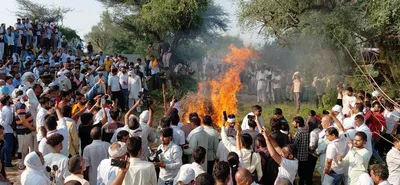 ਭਿਵਾਨੀ ਦੇ ਜੱਦੀ ਪਿੰਡ ਵਿਚ ਮਨੀਸ਼ਾ ਦਾ ਸਸਕਾਰ, ਪਿਤਾ ਨੇ ਦਿੱਤੀ ਚਿਖਾ ਨੂੰ ਅਗਨੀ