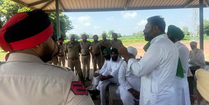 ਟੋਲ ਪਲਾਜ਼ਾ ਬੰਦ ਕਰਨ ਜਾਂਦੇ ਧਰਨਾਕਾਰੀ ਪੁਲੀਸ ਵੱਲੋਂ ਗ੍ਰਿਫਤਾਰ