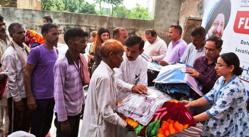 ਹਾਰਟ ਫਾਊਂਡੇਸ਼ਨ ਨੇ ਹੜ੍ਹ ਪੀੜਤਾਂ ਨੂੰ 20 ਲੱਖ ਦੀਆਂ ਦਵਾਈਆਂ ਤੇ ਰਾਹਤ ਸਮੱਗਰੀ ਵੰਡੀ