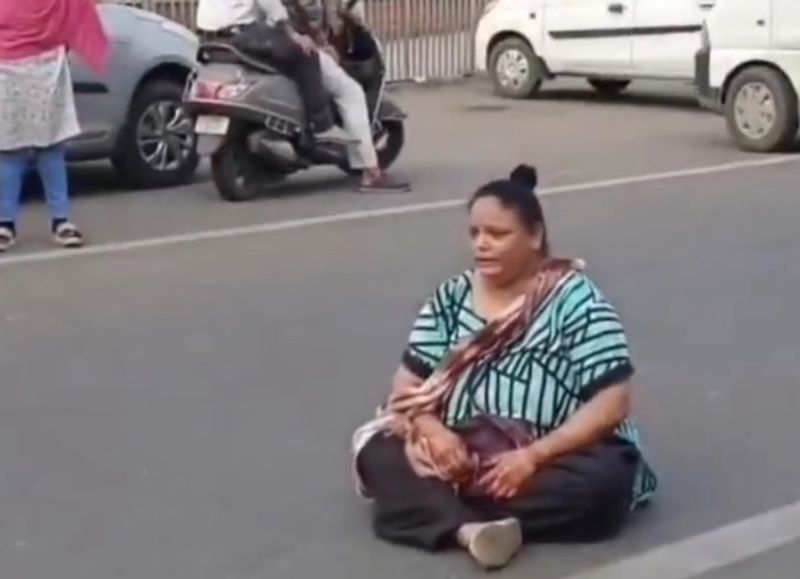 ਦੋ ਗੋਲਗੱਪਿਆਂ ਲਈ ਮਹਿਲਾ ਨੇ ਸੜਕ ਵਿਚਾਲੇ ਬੈਠ ਕੇ ਦਿੱਤਾ ਧਰਨਾ