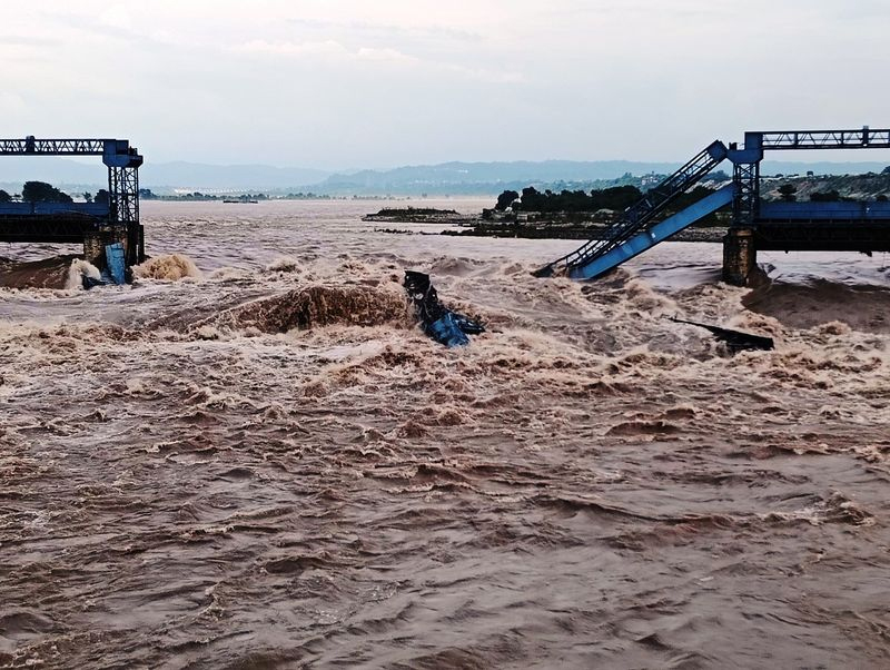 ਮਾਧੋਪੁਰ ਬੈਰਾਜ: ਤਿੰਨ ਅਧਿਕਾਰੀ ਮੁਅੱਤਲ, ਫਲੱਡ ਗੇਟ ਟੁੱਟਣ ਦੀ ਜਾਂਚ ਦੇ ਹੁਕਮ