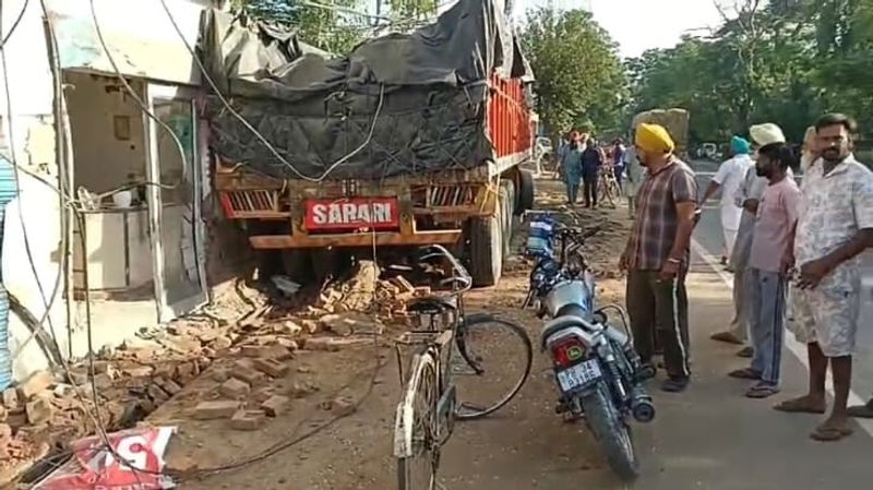 ਦੁਕਾਨਾਂ ਵਿੱਚ ਜਾ ਵੜਿਆ ਟਰਾਲਾ, ਜਾਨੀ ਨੁਕਸਾਨ ਤੋਂ ਬਚਾਅ