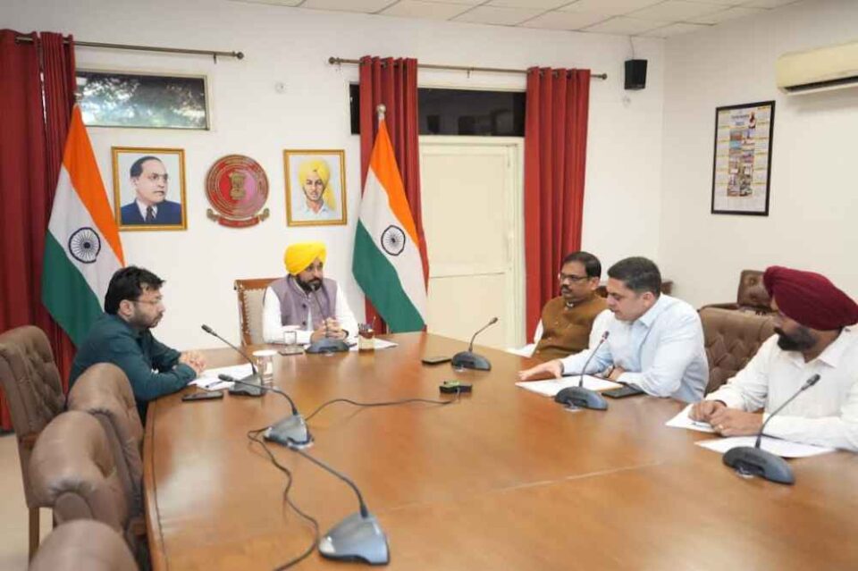 ਮੁੱਖ ਮੰਤਰੀ ਵੱਲੋਂ ਹੜ੍ਹ ਪ੍ਰਭਾਵਿਤ ਕਸਬਿਆਂ ਅਤੇ ਸ਼ਹਿਰਾਂ ਵਿੱਚ ਚੱਲ ਰਹੇ ਸਫਾਈ, ਮੁਰੰਮਤ ਅਤੇ ਰਾਹਤ ਕਾਰਜਾਂ ਦਾ ਜਾਇਜ਼ਾ